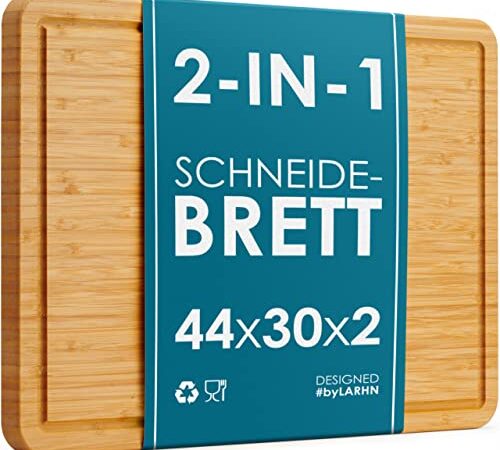 LARHN Klimaneutrales 2-in-1 Schneidebrett Holz und Serviertablett aus Bamboo - Groß - 44 x 30 x 2 cm - Die Perfekte Holzbrett Küche zum Hacken und Servieren